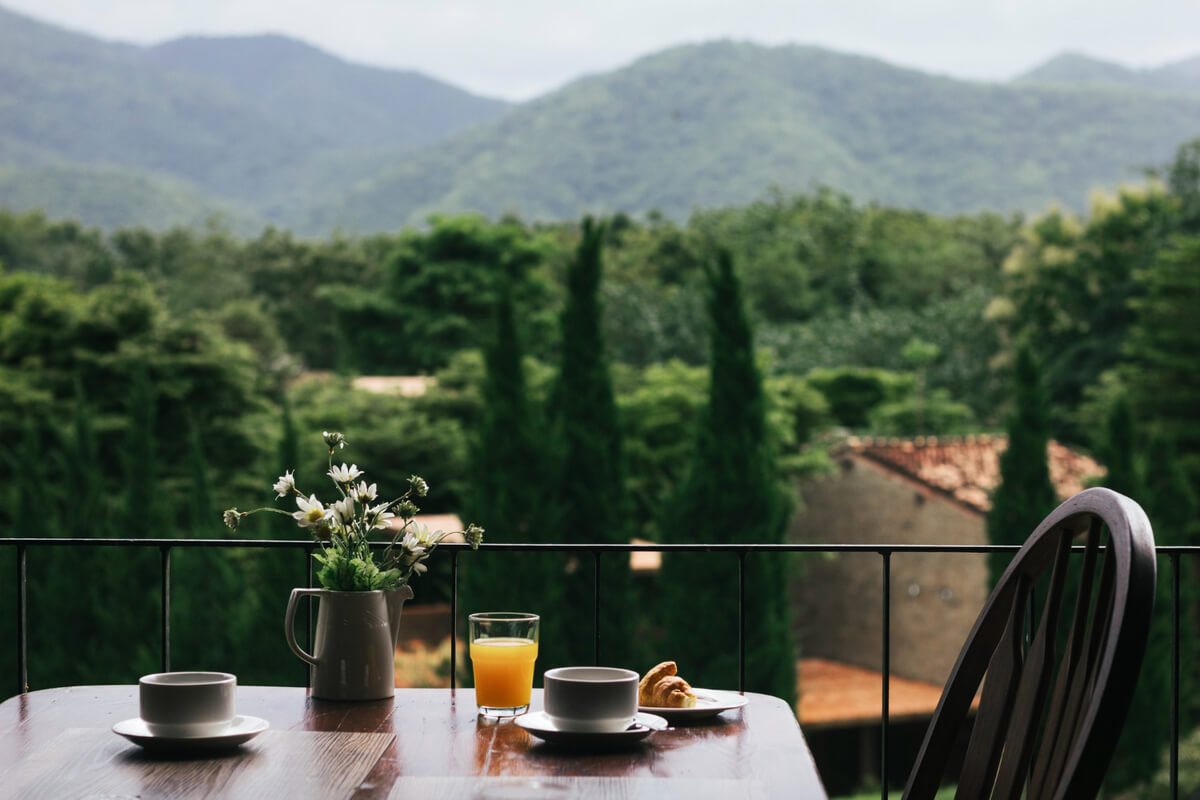 Read more about the article Breakfast on a wooden table with a natural view