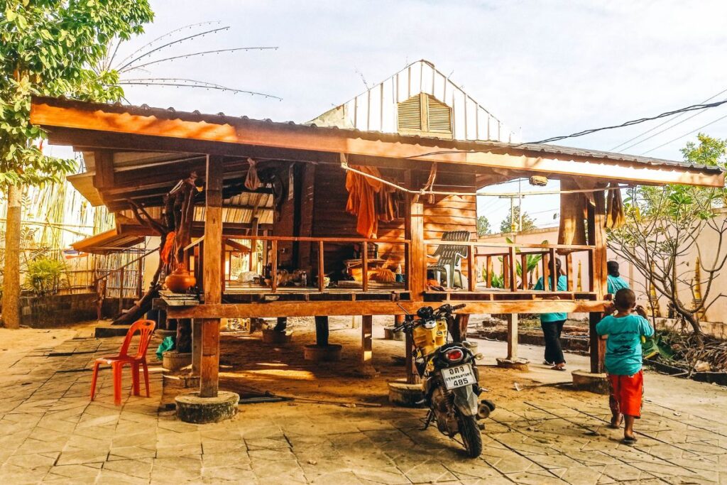 กุฏิไม้เก่าแก่...มนต์เสน่ห์แห่งศรัทธาที่วัดดงกระทิง บุรีรัมย์