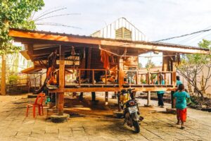 Read more about the article กุฏิไม้เก่าแก่ วัดดงกระทิง: มนต์เสน่ห์แห่งศรัทธาที่บุรีรัมย์