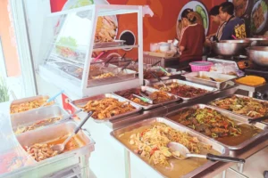 Read more about the article ครัวคุณกิ้ว : อร่อยเด็ด หมูสามชั้นทอดเกลือ & แกงเขียวหวาน ถึงเครื่องที่ตลาดถนอมมิตร!