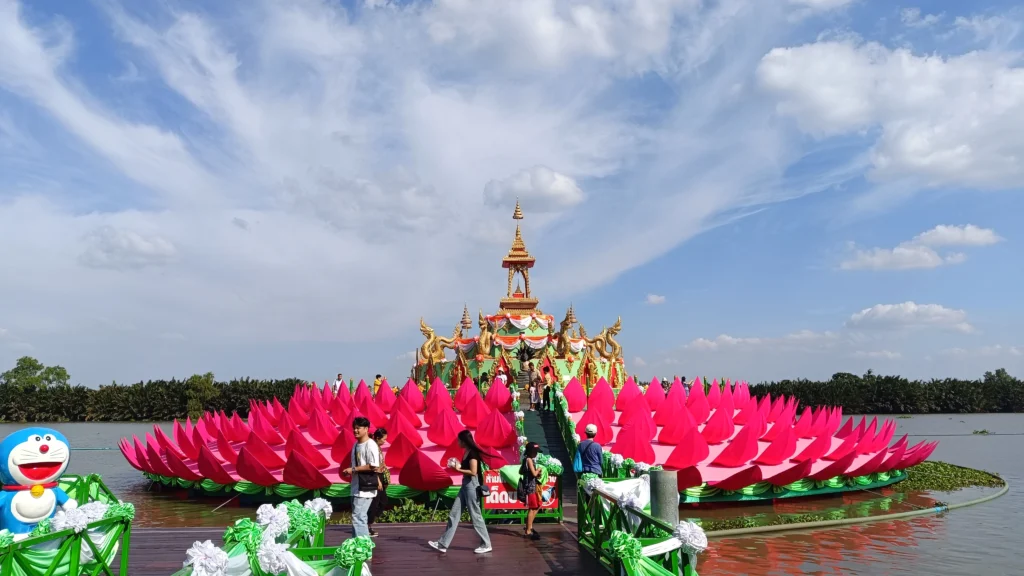 พระกลางน้ำโดดเด่นเป็นสง่า สะท้อนความงดงามทางสถาปัตยกรรมไทยอันเป็นเอกลักษณ์ของวัดสมานรัตนาราม