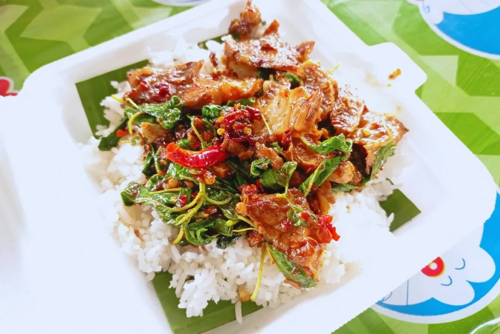 กะเพราหมูกรอบริมทาง
