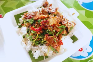 Read more about the article กะเพราหมูกรอบริมทาง: มื้อเที่ยงจัดจ้านที่ท่าทราย นครนายก (เมื่อความหิวครอบงำ)