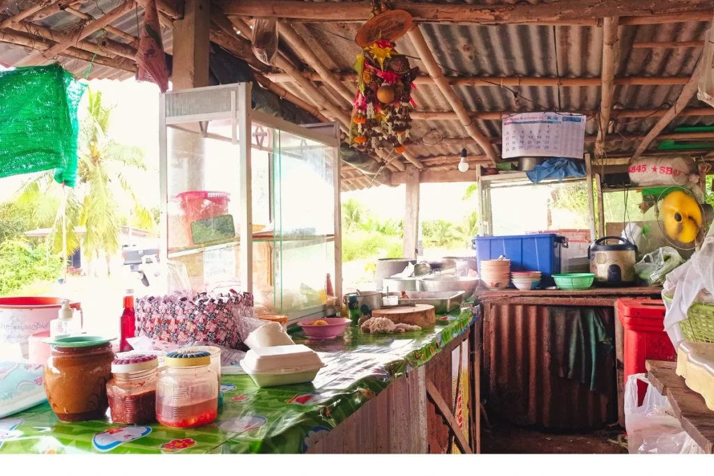 ร้านกระเพราหมูกรอบ ริมทาง ท่าทราย นครนายก